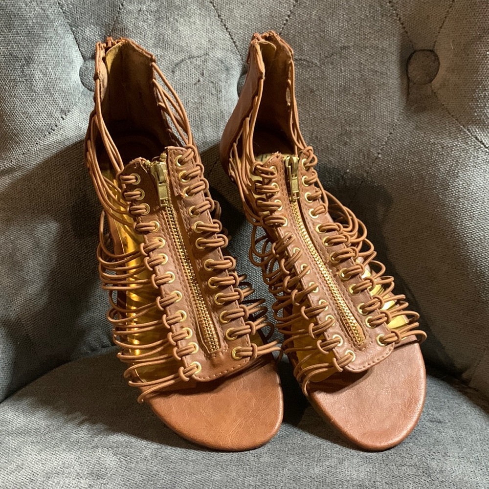 SM New York beige flat sandal. Size 8.5